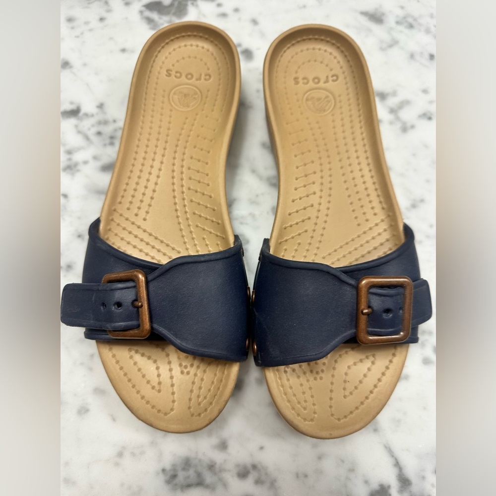 Women crocs size 8 blue they no longer make the style of shoe. So comfortable.